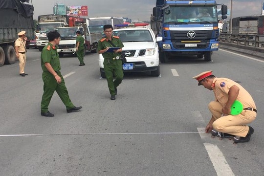 Bắt khẩn cấp lái xe quá tải tông vào xe công vụ