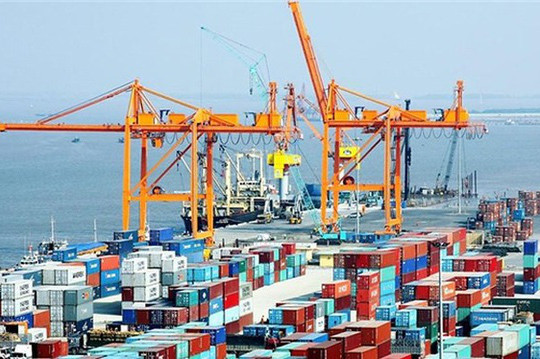 Thâm hụt thương mại lần đầu sau 6 tháng liên tục thặng dư