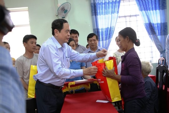 Trung ương MTTQ Việt Nam đồng hành cùng người dân Quảng Ngãi khắc phục hậu quả bão lũ