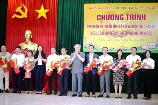 Chánh án TANDTC Nguyễn Hòa Bình dự buổi tiếp nhận hỗ trợ an sinh xã hội tại Quảng Ngãi