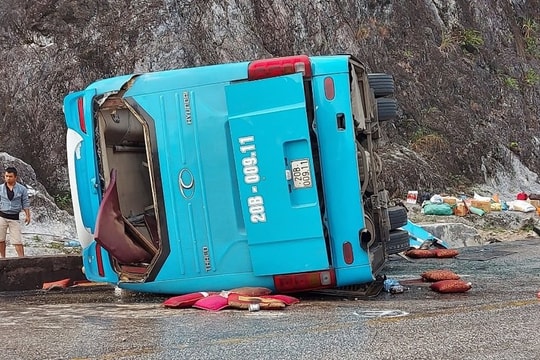 Hòa Bình: Lật xe khách trên đèo Thung Khe, 8 người thương vong