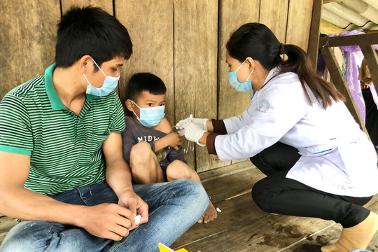 Quảng Ngãi tiêm phòng bệnh bạch hầu cho 19.000 trẻ 7 tuổi