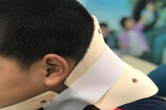 Bắt chước nhào lộn trên Tiktok, bé trai 10 tuổi bị chấn thương cổ