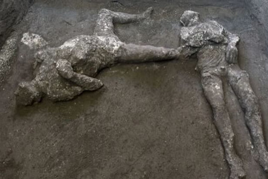Thành phố cổ đại Pompeii đã phát hiện ra hai bộ hài cốt đã chết trong một vụ phun trào núi lửa 2000 năm trước