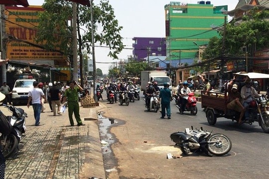 Bị tạt axit khi đang chở bạn gái đi chơi