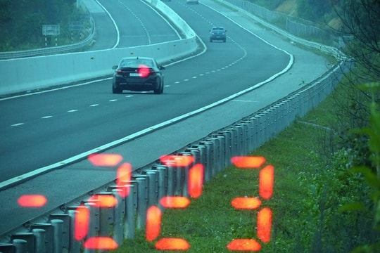 Tước giấy phép 3 tháng đối với tài xế chạy xe tốc độ 223 km/h trên cao tốc