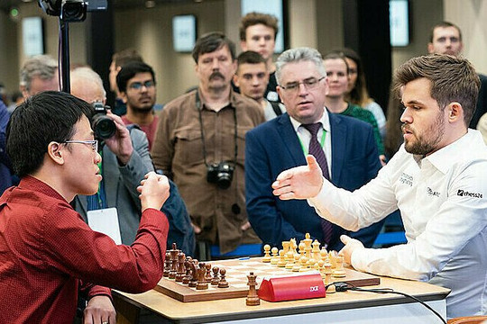 Lê Quang Liêm hòa Magnus Carlsen ở Skilling Open