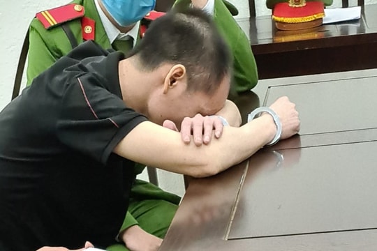 Giọt nước mắt muộn màng của người đàn ông vác dao chém vợ