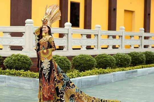 Thái Thị Hoa giành giải huy chương vàng cho phần thi trang phục dân tộc tại Hoa hậu Trái đất 2020