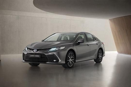 Toyota Camry Hybrid 2021 chính thức ra mắt