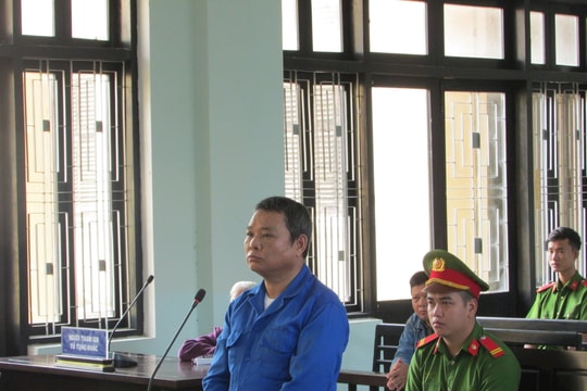 Đi tù vì dùng dao chém Công an phường