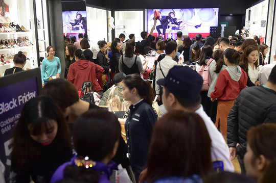 Sôi động không khí mua sắm đêm trước Black Friday