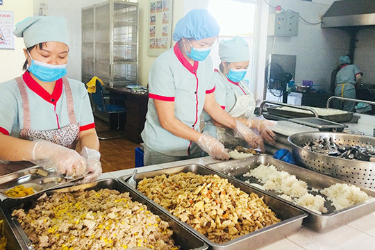 Lào Cai yêu cầu rà soát toàn bộ hệ thống bếp ăn tập thể trường học