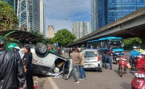 Xe ô tô gây tai nạn liên hoàn, 2 người nhập viện cấp cứu