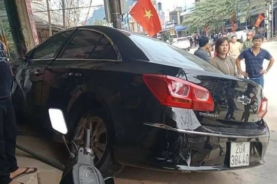 Ô tô chạy lấn làn húc bay người đi xe máy lên nóc nhà