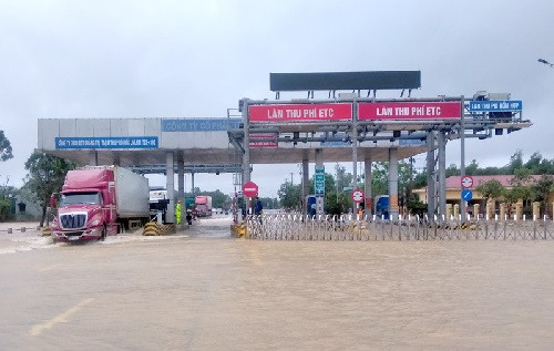 Từ 1/12, dừng miễn phí đường bộ cho phương tiện cứu trợ bão lũ
