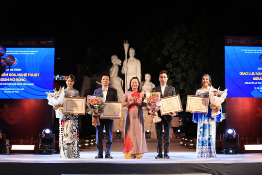 Siêu mẫu 10 nước Asean khoe sắc  với Bst áo dài 12 mùa hoa của Áo dài Sen Vàng