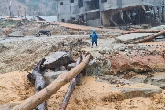Đang trên đường về quê, phu vàng bị nước lũ cuốn trôi
