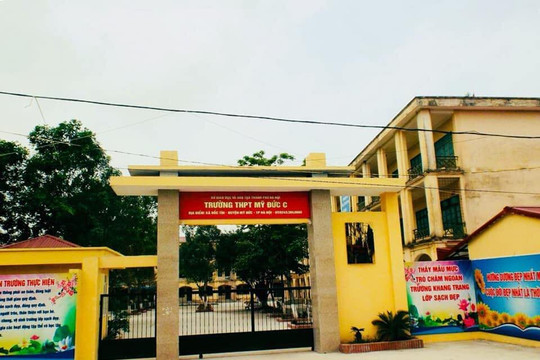 Học sinh vác dao đuổi chém nhau trong trường học