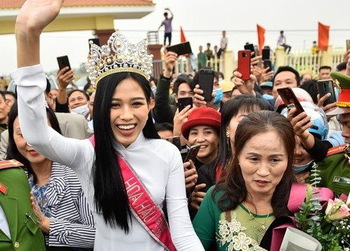Hoa hậu Đỗ Thị Hà trở về quê nhà