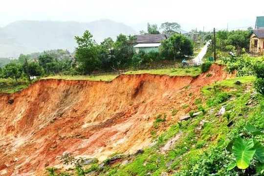 Mưa lớn kéo dài khiến vùng núi bị sạt lở nghiêm trọng
