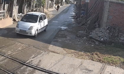 Cố tình băng qua đường ray, ô tô bị tàu hoả đâm văng rồi lật ngửa