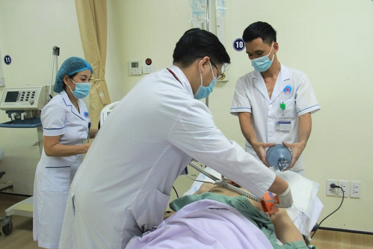 Suýt chết sau khi uống 20 viên thuốc lạ chữa bệnh tim