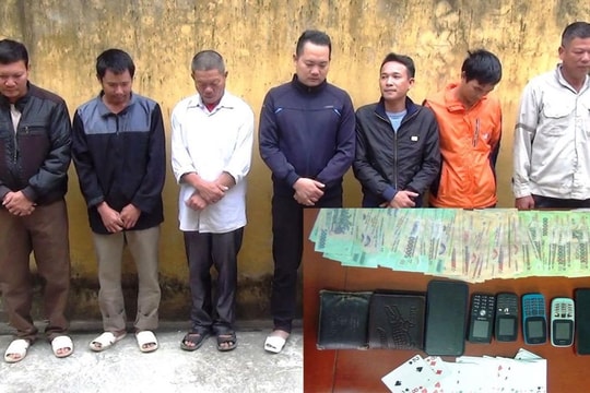 Bắt chủ nhà cùng 6 khách mời đánh bạc trong tiệc tân gia