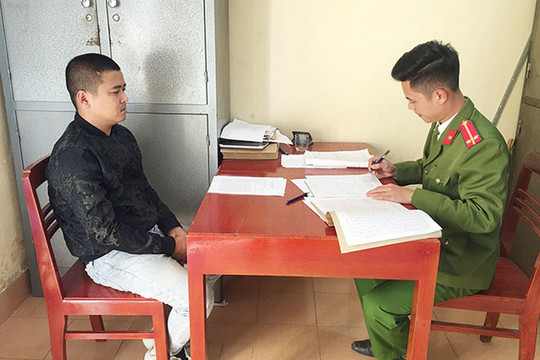 Bắt tạm giam tài xế ô tô tông người đi xe máy "bay" lên mái nhà