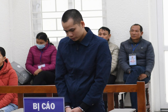 Chồng dùng kéo đâm liên tiếp vào người vợ