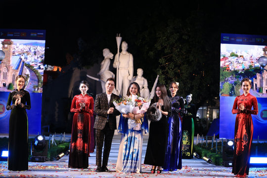 Đem vẻ đẹp di sản Việt lên áo dài, NTK Vũ Thảo Giang toả sáng ở ngày hội ASEAN