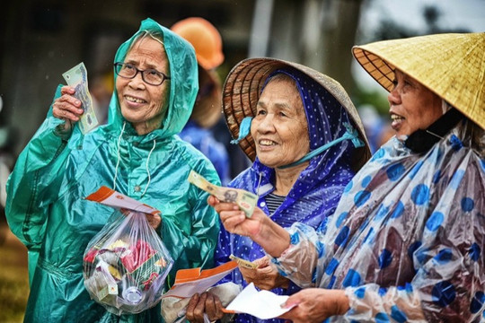 Quỹ Từ thiện Tu Viện Tường Vân và Nhóm thiện nguyện Quận 6 đã trao về miền Trung gần 5 tỷ đồng