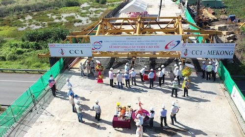 Hợp long cầu vượt nút giao đường 319 và đường cao tốc TP.HCM - Long Thành - Dầu Giây