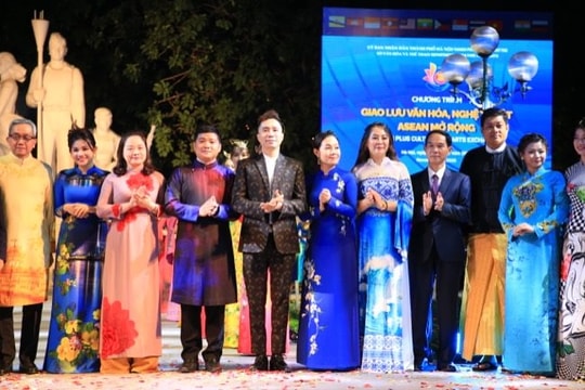 NTK Đỗ Trịnh Hoài Nam ‘thổi hồn’ Philippines trên áo dài Việt