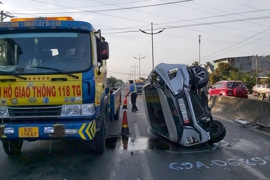 Ô tô con lật ngang trên đường, 2 người thoát chết