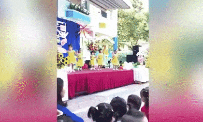 Học sinh mầm non biểu diễn cực sung, nhưng tâm điểm chú ý lại là cô giáo 'quẩy' hết mình bên dưới sân khấu