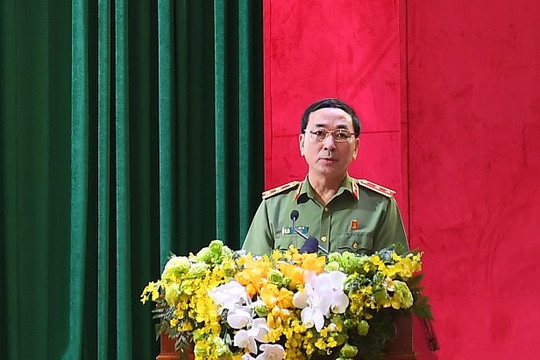 Thủ tướng Chính phủ Nguyễn Xuân Phúc cùng các đại biểu bấm nút khai trương Cổng dịch vụ công Bộ Công an
