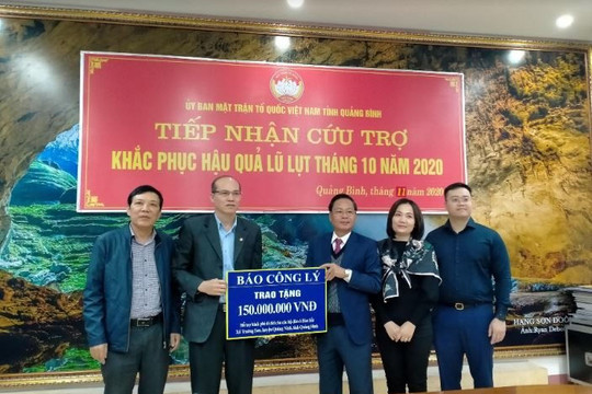 Báo Công lý trao tặng kinh phí di dời các hộ dân bản Sắt