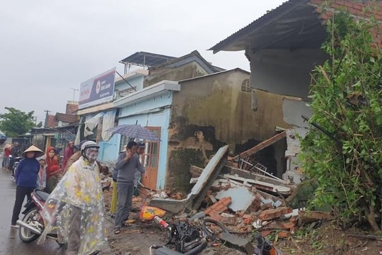 Xe container mất lái tông 7 nhà dân