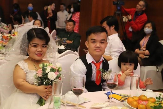 Ấm lòng trước những món quà ý nghĩa tại Lễ cưới tập thể “Giấc mơ có thật” của Thời trang Sen Vàng và CLB Áo dài Việt Nam