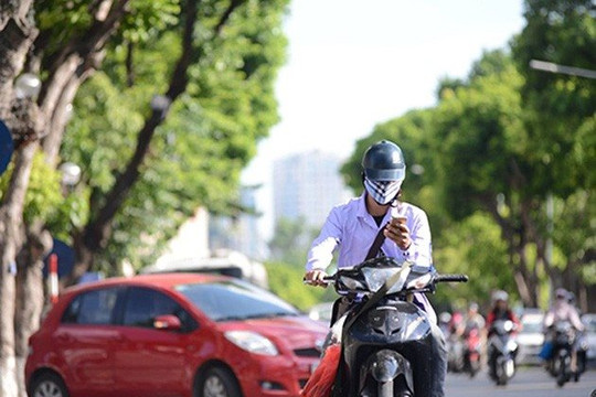 Mức xử phạt với trường hợp sử dụng điện thoại khi đang lái xe
