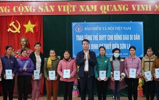 Những tấm thẻ BHYT ấm áp, nghĩa tình đến với người dân khó khăn