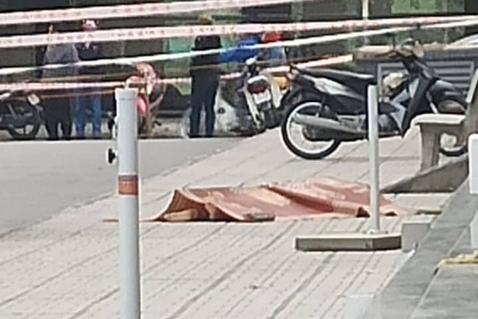 Hà Nội: Rơi từ tầng 16 xuống đất, cô gái trẻ tử vong tại chỗ