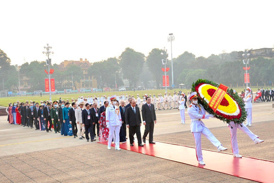 2.300 đại biểu Đại hội Thi đua yêu nước toàn quốc lần thứ X vào Lăng viếng Chủ tịch Hồ Chí Minh