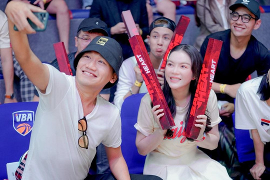 Lý Nhã Kỳ ngồi ghế VIP máu lửa cổ vũ Saigon Heat
