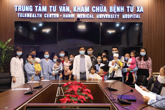 Bệnh viện Đại học Y Hà Nội trao quà ra viện cho bệnh nhi cấy ốc tai điện tử