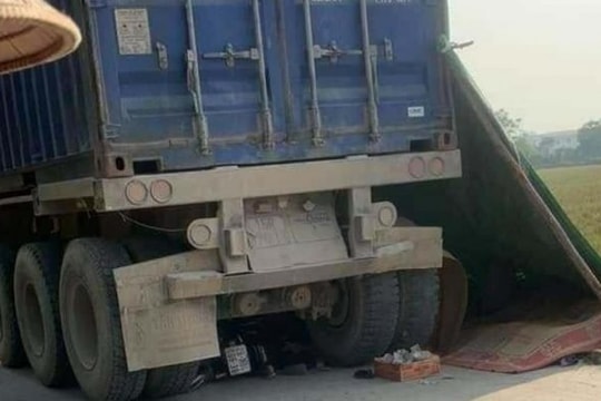 Hai nữ sinh tử vong khi đang trên đường tới trường