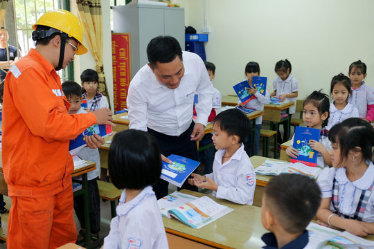 EVNHANOI trao tặng 50.000 quyển vở cho học sinh nghèo ngoại thành Hà Nội