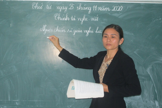 Cô giáo người Tày mắc bệnh hiểm nghèo vẫn miệt mài gieo chữ