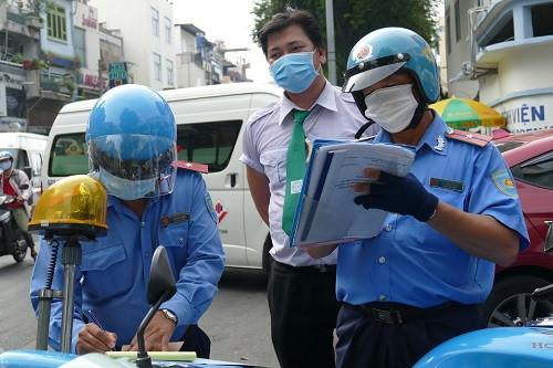 Nhiều xe ô tô dừng, đỗ sai quy định bị Thanh tra Sở GTVT “sờ gáy”